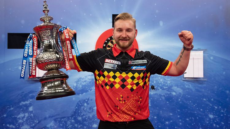 Dimitri Van den Bergh mit der "Phil Taylor Trophy" nach dem Sieg beim World Matchplay.