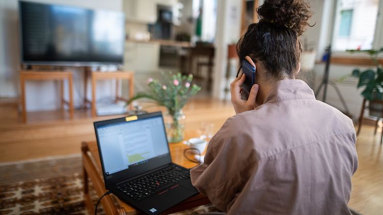 Ob per Video, Chat oder Telefon - in Corona-Zeiten setzen viele Unternehmen lieber auf kontaktlose Kommunikation.