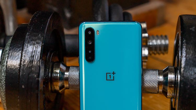 Das OnePlus Nord ist in Hellblau oder Grau erhältlich.