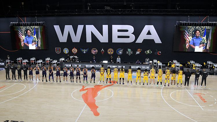 Vor dem Spiel erinnern die WNBA-Teams an die Opfer von Polizeigewalt wie Breonna Taylor.