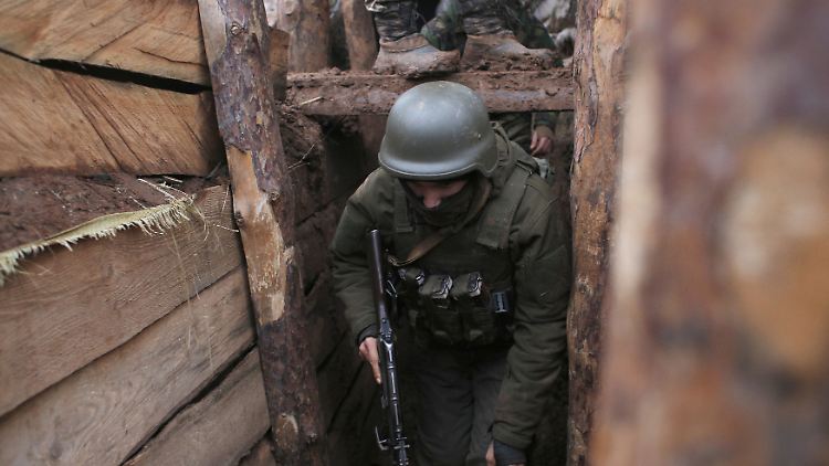 Ein ukrainischer Soldat geht durch einen Schützengraben an der Front in der Region Donezk, Ostukraine. 