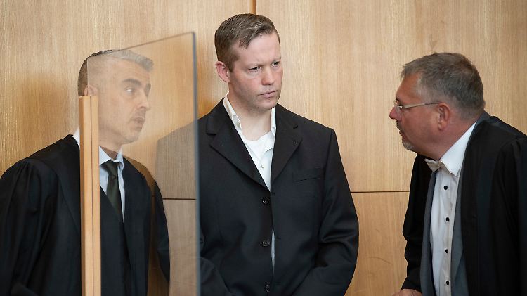 Der Hauptangeklagte im Mordfall Lübcke, Stephan Ernst (M), spricht im Oberlandesgericht mit seinen Anwälten Mustafa Kaplan (l) und Frank Hannig.