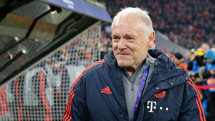 Der Fußball macht Hermann Gerland gute Laune.