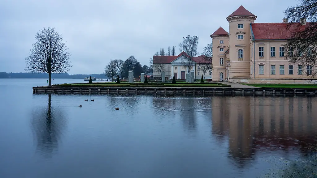 Das-Schloss-Rheinsberg-ist-ein-kulturelles-Zentrum-im-Norden-von-Brandenburg