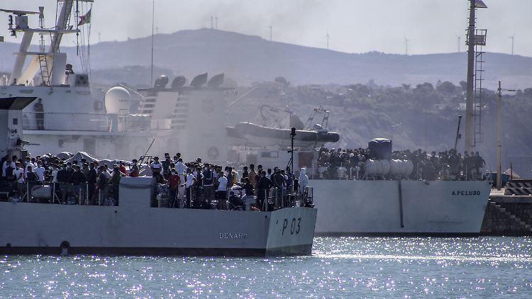 Zwei Militärschiffe bringen Migranten von Lampedusa nach Porto Empedocle auf Sizilien.
