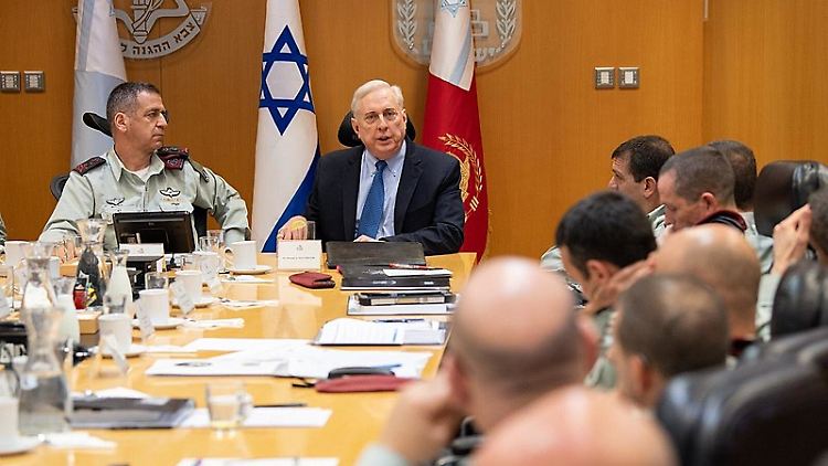 Macgregor bei einem Treffen mit israelischen Militärs.