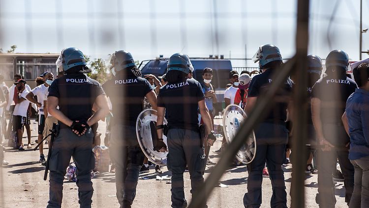 Die Lage in Porto Empedocle ist angespannt, auch die Bürgermeisterin des Ortes kritisiert die Bedingungen der Unterbringung.