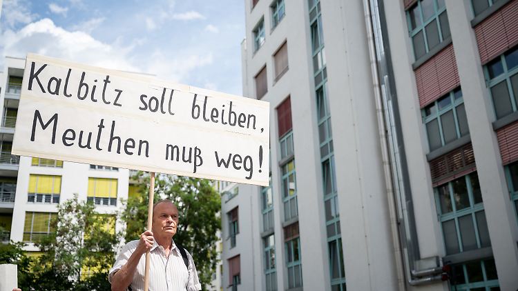 Ein AfD-Anhänger demonstriert während der Schiedsgerichtsverhandlung für den Verbleib von Kalbitz in der Partei. 
