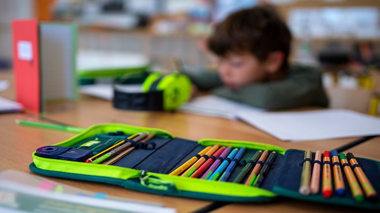 Die oberste deutsche Ärztevertretung warnt bei nicht genug Unterricht über einen längeren Zeitraum vor "enormen Folgeproblemen, etwa in Bezug auf die körperliche und psychische Entwicklung" von Kindern. 