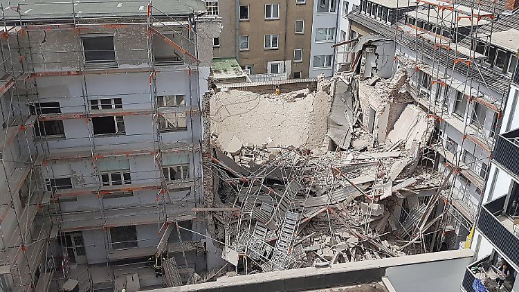 Rettungskräfte befürchten neben einem Toten noch einen weiteren Verschütteten unter den Trümmern eines eingestürzten Hinterhauses in Düsseldorf.