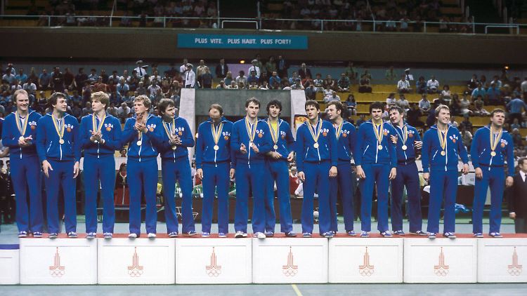 Die Handball-Nationalmannschaft der DDR von 1980: 40 Jahre nach Olympia-Gold in Moskau will die Verbandsspitze für frische Anerkennung sorgen.