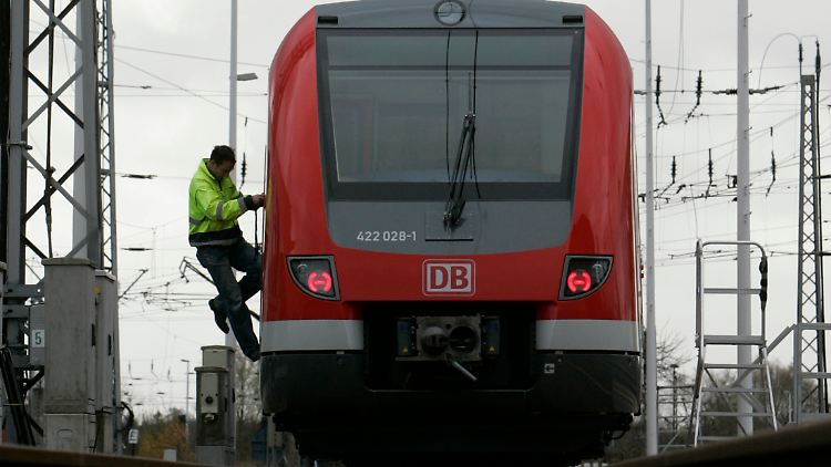 Ein Fahrzeug der Baureihe 422 von Bombardier im Werk Hennigsdorf