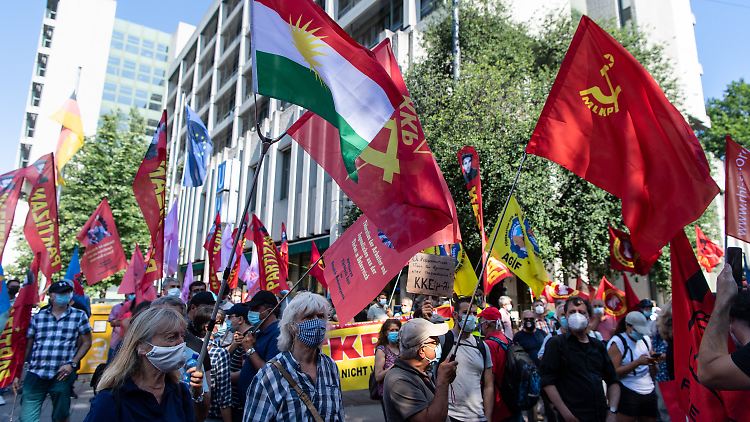 Vor dem Gerichtsgebäude protestierten erneut Sympathisanten gegen den Prozess gegen die türkischen Kommunisten.