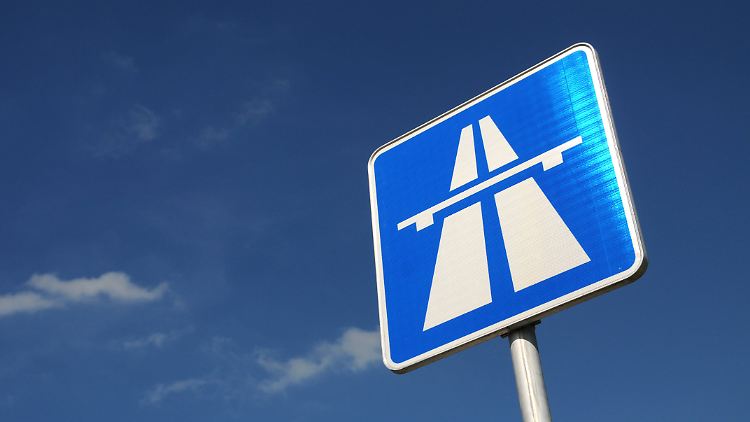 Generell haben die Fahrzeuge auf der Autobahn Vorfahrt, die auf einer durchgehenden Fahrbahn fahren.