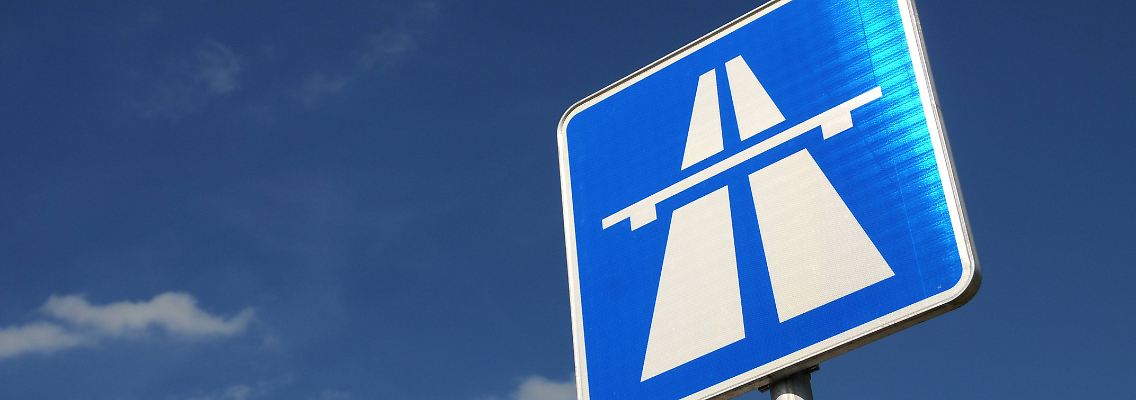 Das Vorfahrtsrecht bleibt auch bei stockendem Verkehr und Stillstand bestehen.