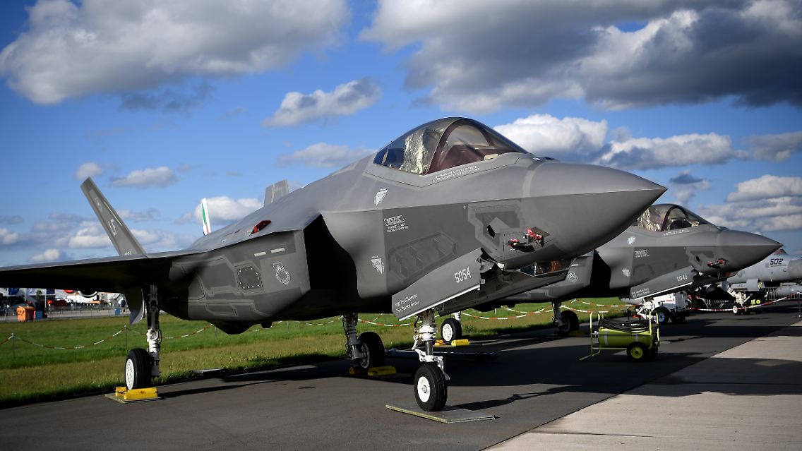 Ein F-35 Tarnkappenjet von Lockheed Martin mit einem Radargerät von Hensoldt.
