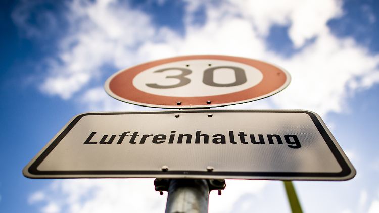 In manchen Straßen wurde die Höchstgeschwindigkeit gesenkt infolge der DUH-Klagen.