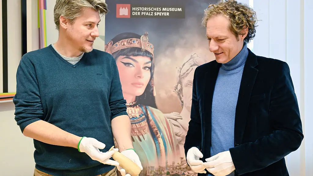 Kurator-Boerner-l-und-Direktor-Schubert-betrachten-eins-der-Exponate