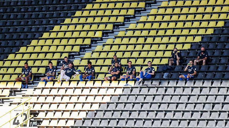 Nach dem Restart bildeten Ersatzspieler und Team-Angehörige die Mehrzahl derer, die auf den Tribünen Platz nahmen.