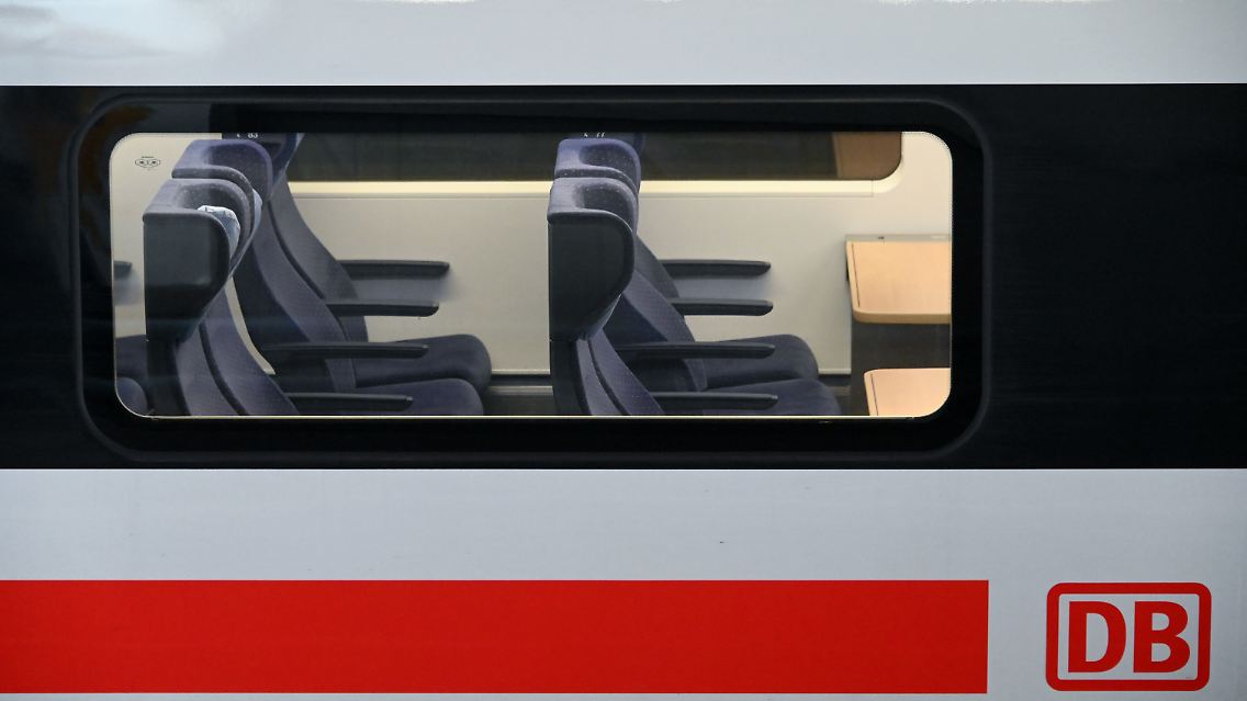 Die Fahrgastzahlen von ICE und IC haben sich in Corona-Zeiten halbiert.