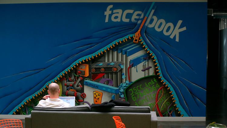 Ein Facebook-Mitarbeiter im Hauptquartier in Kalifornien. Die hälfte der Belegschaft soll künfitg zuhause bleiben. Der Facebook-Campus ist Kult, kostet aber auch Geld.