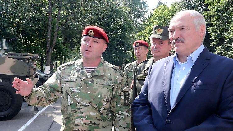 Lukaschenko (r.) besuchte Einheiten des Innenministeriums - und gab eine überstandene Coronavirus-Infektion bekannt.