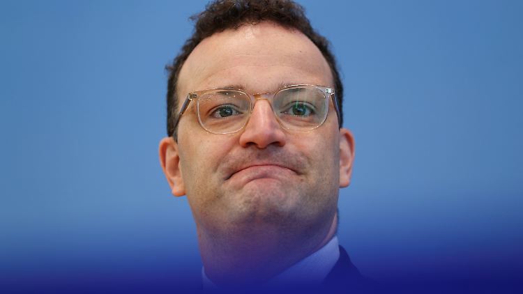 Ein Mann, ein Machtwort: Die Testpflicht für Risikourlauber soll kommen, sagt Gesundheitsminister Spahn. Nun muss er Details liefern.  