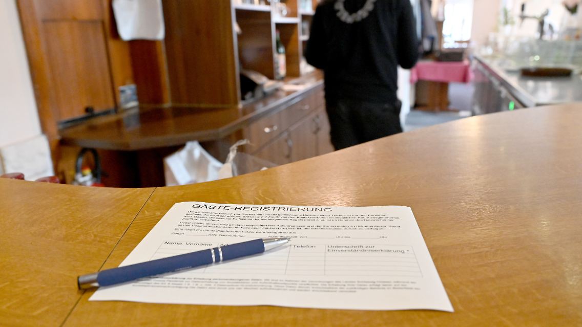 Eigentlich zur Nachverfolgung von Corona-Infektionsketten gedacht: Bei Restaurant-Gästelisten bedient sich auch die Polizei.