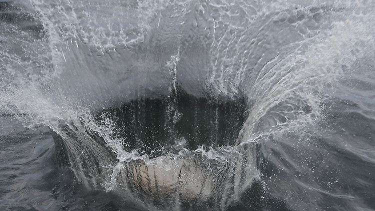 Platsch! Ein Grantiblock plumpst ins Wasser - Greenpeace will damit den Meeresboden vor Grundschleppnetzen schützen.