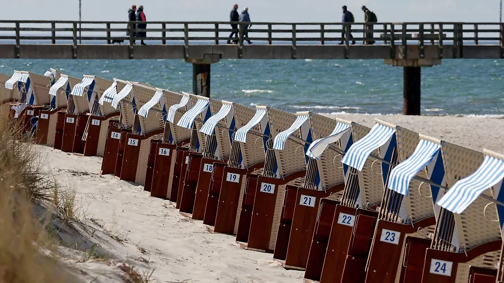 Die-Strandkoerbe-stehen-bereit-fuer-den-ersten-Saisonhoehepunkt-die-Osterferien