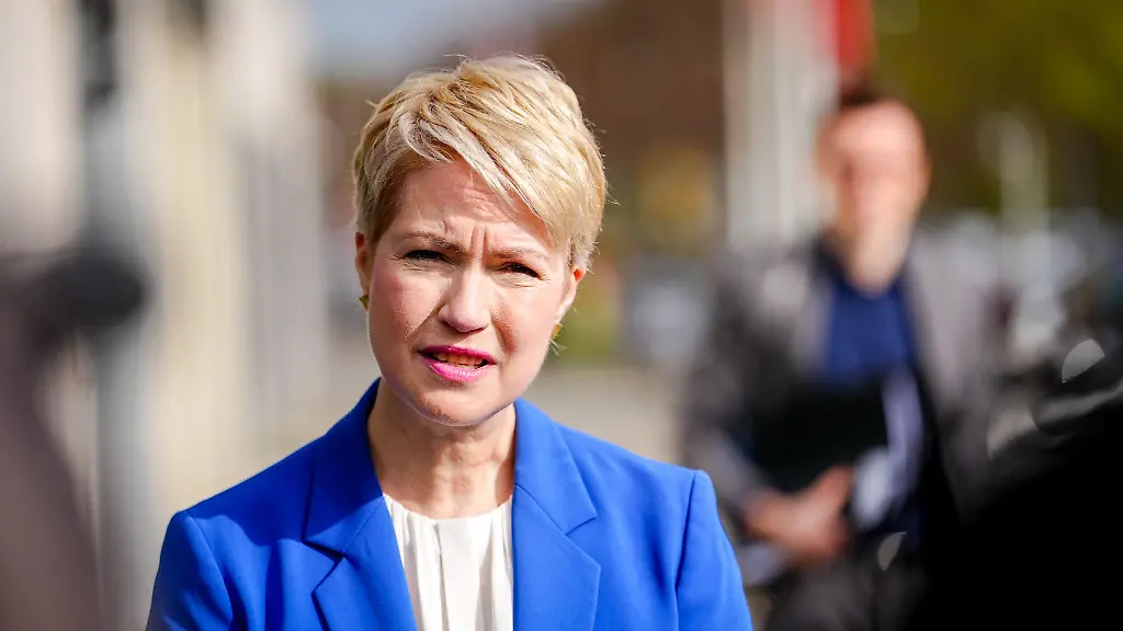 MV-Ministerpraesidentin-Manuela-Schwesig-SPD-lobt-den-Koalitionsvertrag-von-Union-und-SPD-im-Bund