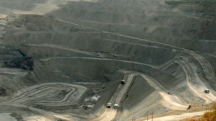Für die riesige Kohlemine El Cerrejón in Kolumbien mussten Dörfer weichen. Gegner werden bedroht und eingeschüchtert.
