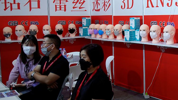 Dieses Geschäft in Shanghai verkauft Schutzmasken in allen Farben und Formen.