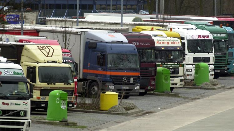 Alles dicht: Lkw-Fahrer finden an der Autobahn nur schwer einen Parkplatz