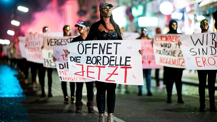 Rund 80 Prostituierte kamen maskiert zur Kundgebung.
