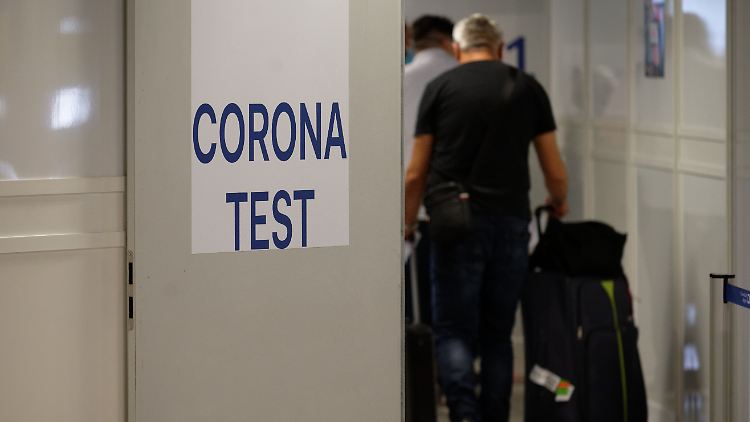Flughäfen und Gesundheitsbehörden rüsten sich derzeit für zusätzliche Corona-Tests für heimkehrende Urlauber.