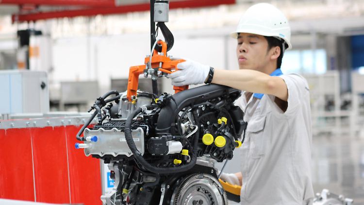 EIn chinesischer Arbeiter in einem VW-Werk in Quingdao im Nordosten des Landes. Deutsche Unternehmen in Fernost leiden nach wie vor unter den Auswirkungen der Krise. 