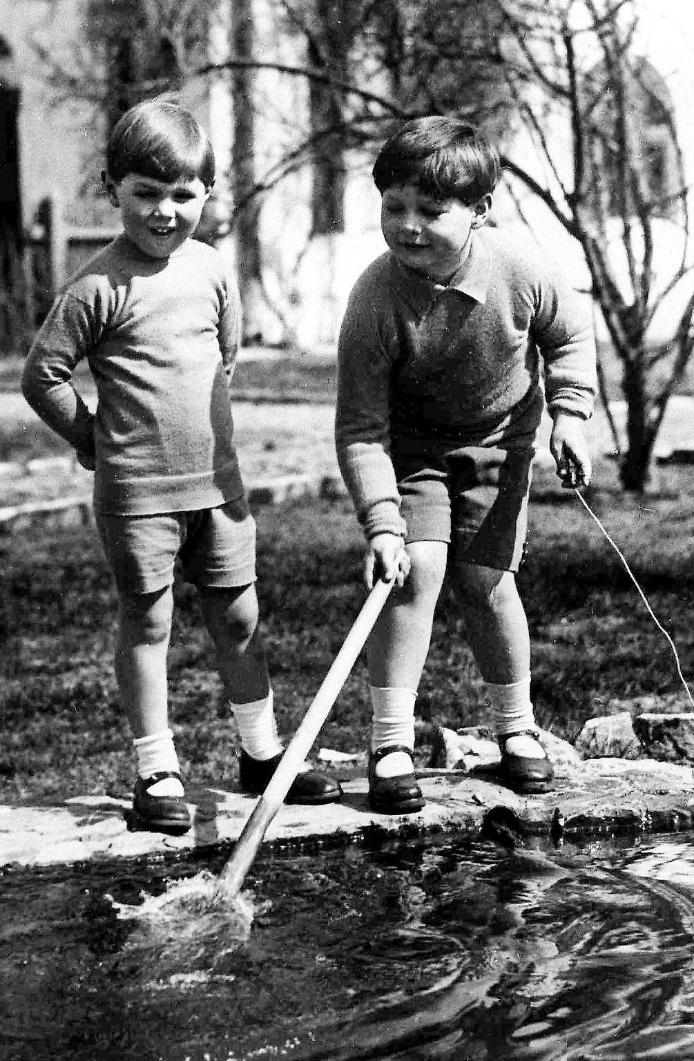 Manche Freundschaften beginnen schon in der Kindheit und halten ein Leben lang, andere entstehen erst im Alter.  (Bild: Rumäniens König Michael, r., spielt mit seinem Freund Prinz Alexander von Jugoslawien an einem Teich im Hof ​​des Königspalastes in Bukarest, 1928)
