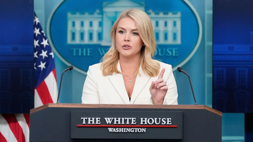 Pressesprecherin-Karoline-Leavitt-erklaerte-dem-Bericht-zufolge-dass-es-ein-politischer-Grundsatz-sei-dass-das-Weisse-Haus-Reportern-nicht-antworte-die-Pronomen-in-ihren-Signaturen-haetten
