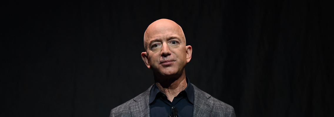 2019-05-09T203242Z_2127758776_RC14CDE0E4A0_RTRMADP_3_SPACE-EXPLORATION-BEZOS.JPG