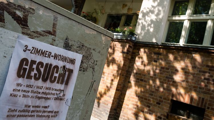 Ein Wohnungsgesuch im Berliner Ortsteil Prenzlauer Berg. Auch hier ist die Wohnungslage angespannt.