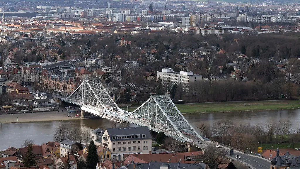 Im-Mai-wird-die-Sanierung-an-der-Loschwitzer-Bruecke-auch-Blaues-Wunder-genannt-fortgesetzt-Archivbild