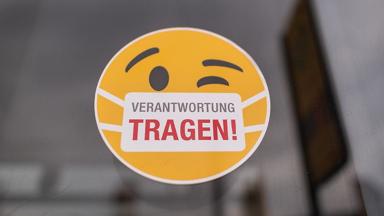 Ein Aufkleber erinnert an einer Dresdener  Straßenbahn an die Alltagsmaske.