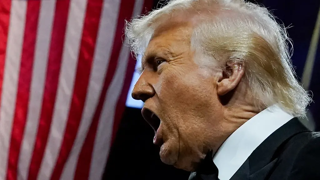 2025-04-08T234934Z-1598825377-RC2ZTDALPQLA-RTRMADP-3-USA-TRUMP