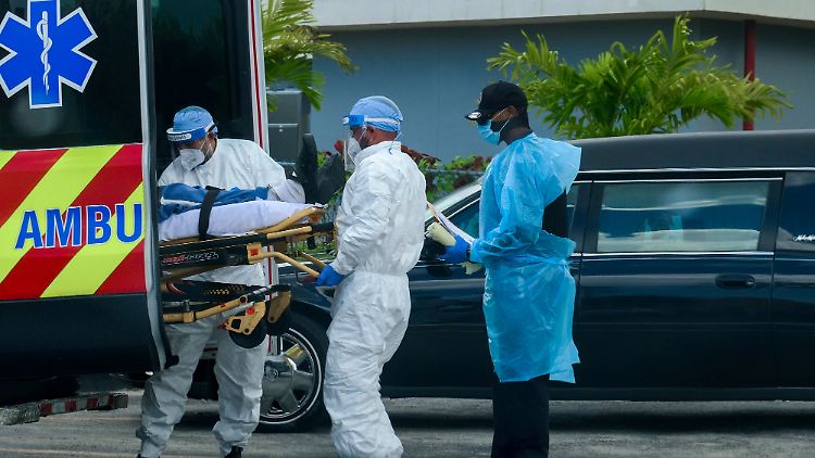 Einer kommt im Krankenwagen, ein anderer geht im Leichenwagen: Alltag in Floridas Krankenhäusern.