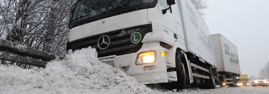 Im Winter oft am Straßenrand: Lkw.