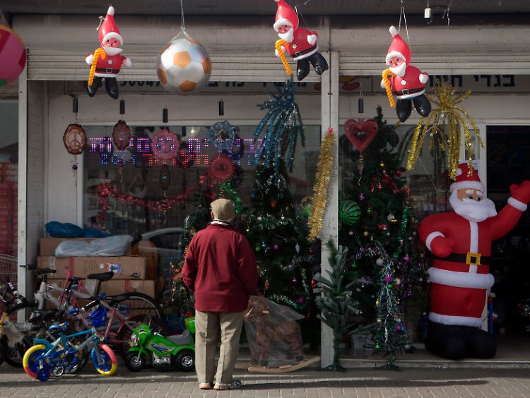 Dialog verschiedener Kulturen: Geschenkeladen mit Weihnachtsartikeln in Jaffa, einem jüdisch-arabischen Stadtteil nahe Tel Aviv.