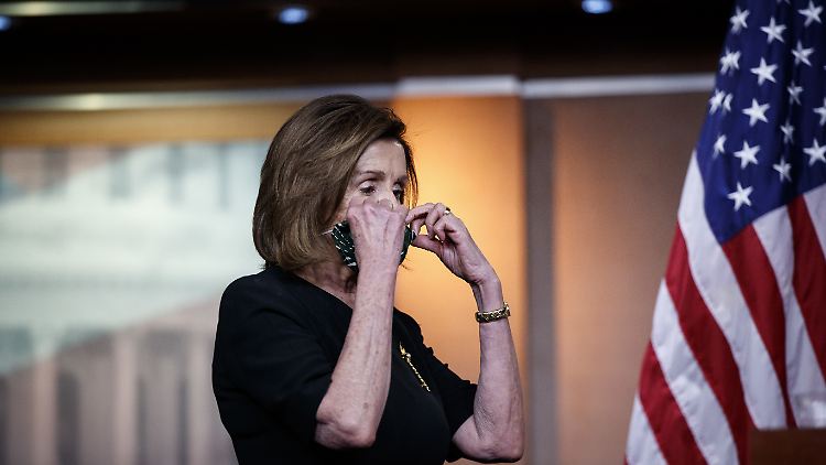 Nancy Pelosi macht vor, wie es geht.