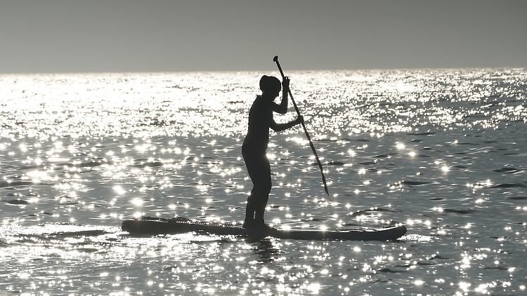 Hollywoodstars wie Jennifer Aniston und Cameron Diaz haben Stand-up-Paddeling bekannt gemacht.