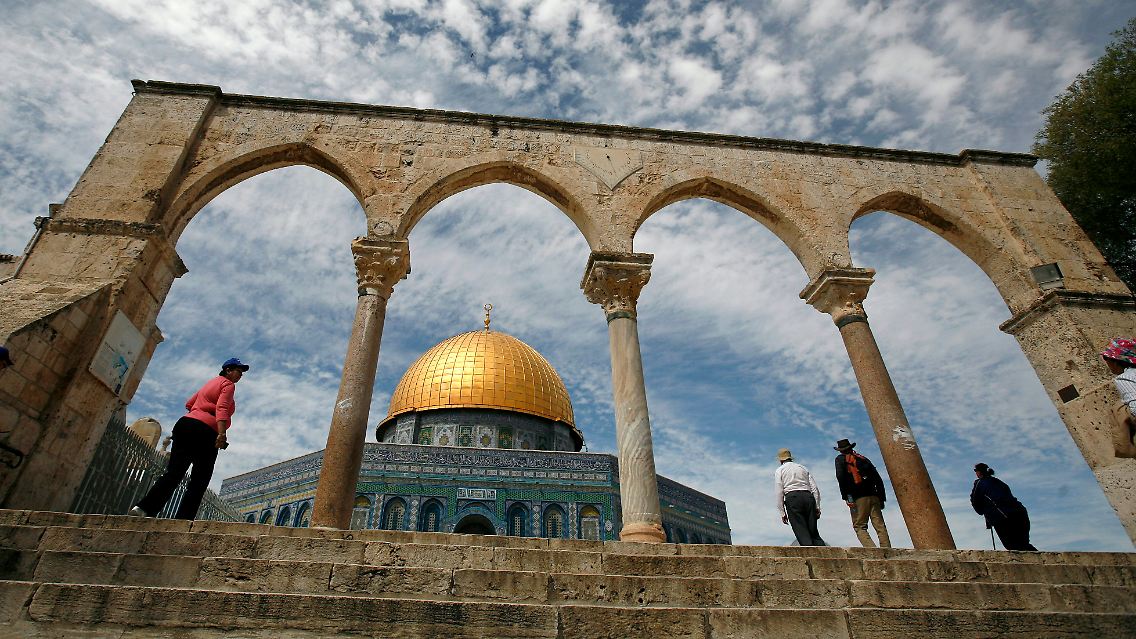Touristen am Felsendom in Jerusalem.